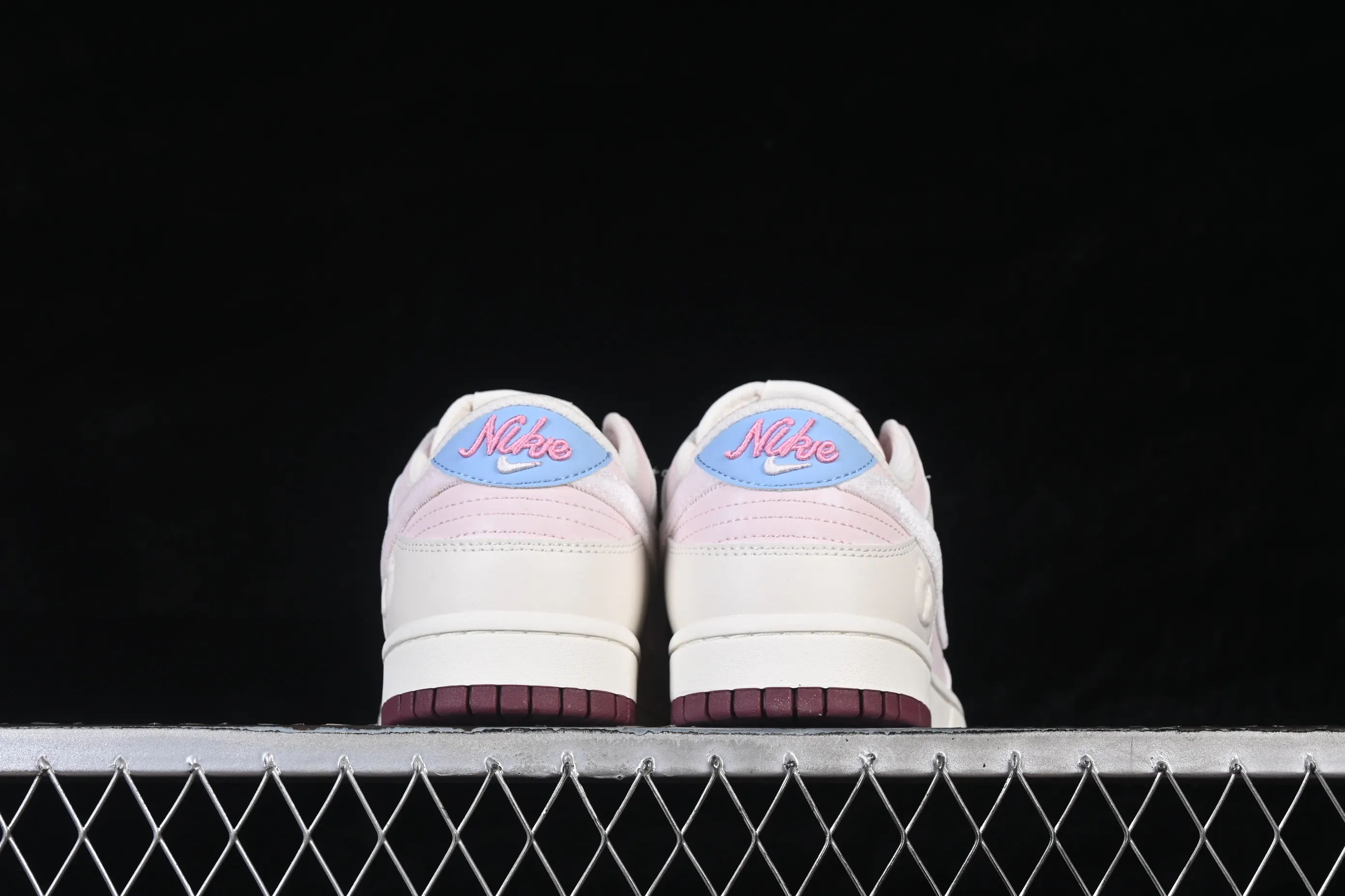 All categories Nk SB Dunk series Nk SB Dunk Low low-top sneakers G version Nike SB Dunk Low Valentine's Day limited low-top casual sneakers IQ1145-610